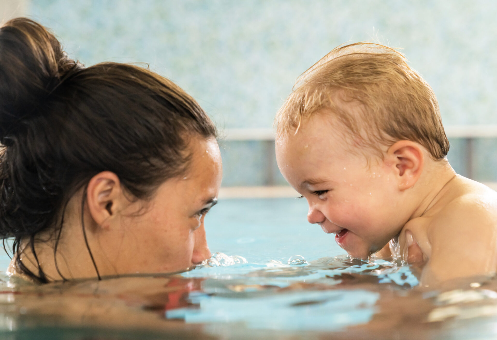 5-benefits-of-infant-swim-lessons-bear-paddle